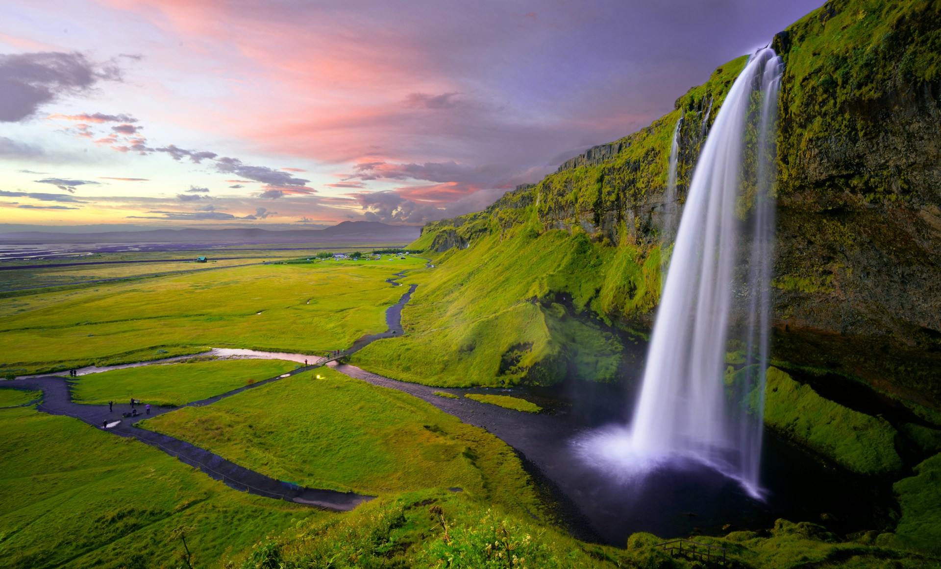 7 Day Ultimate Iceland Itinerary For Your Endless Adventure! 4 robert lukeman zNN6ubHmruI unsplash