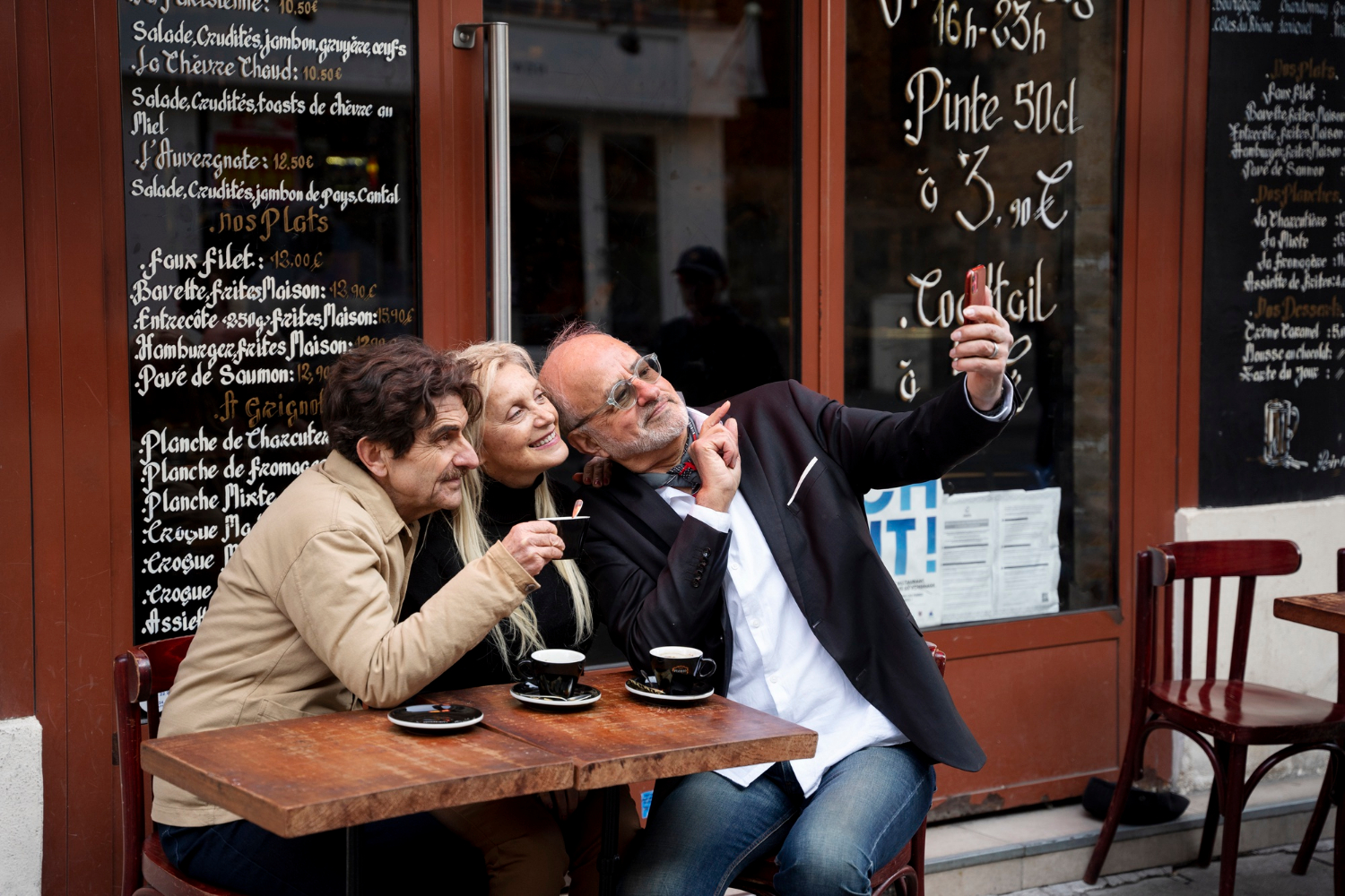 Read more about the article Which Coffee Shops in Montmartre Are Local Favorites : Paris’s Instagram-Famous Cafés?